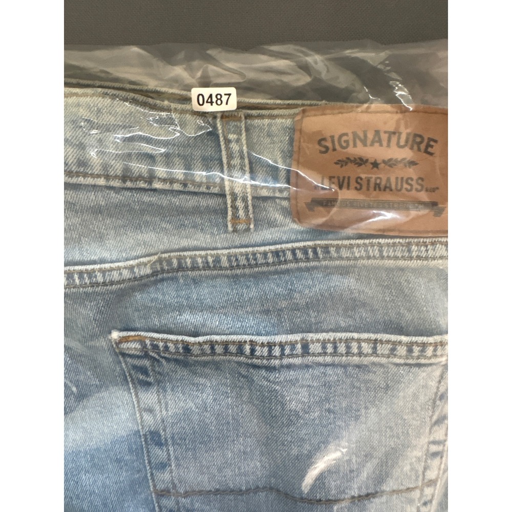 Signature by Levi Strauss Mens Regular Fit Light Wash Denim Jeans 37x31.5 - Picture 9 of 9